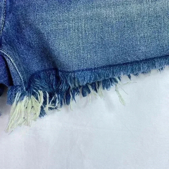 Lucky Brand Blue Denim Fringed Size 6/28 Cut Off Lightly Distressed Shorts. - Picture 2 of 10